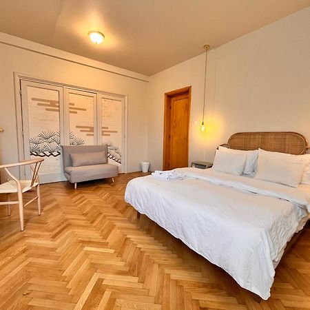 City Center Unirii Square Private Rooms With City View - Shared Amenities Bukarest Eksteriør billede