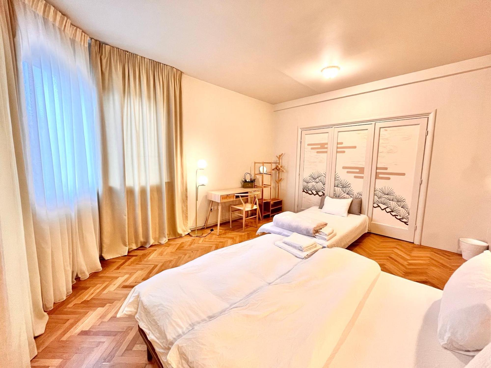 City Center Unirii Square Private Rooms With City View - Shared Amenities Bukarest Eksteriør billede
