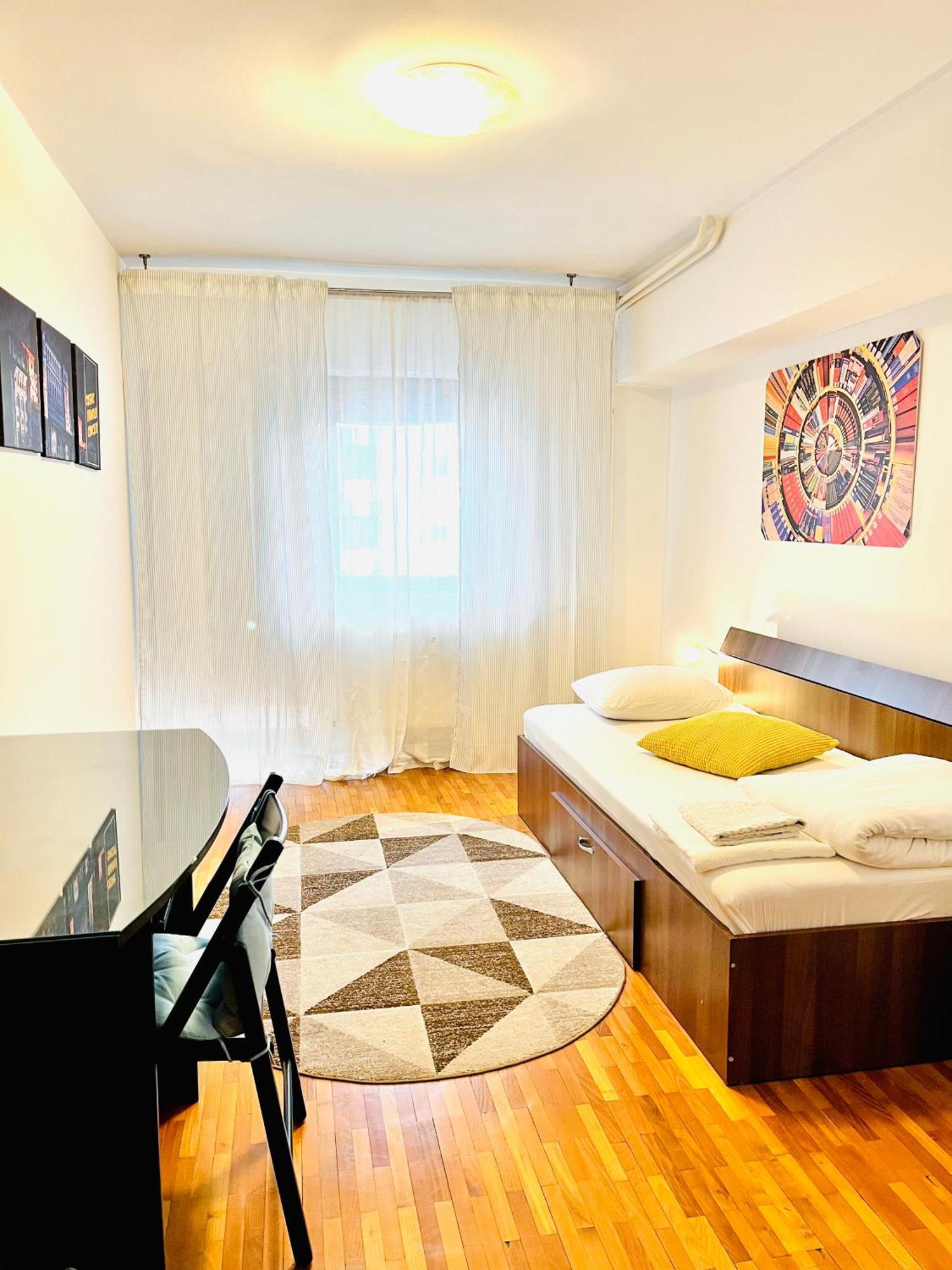 City Center Unirii Square Private Rooms With City View - Shared Amenities Bukarest Værelse billede